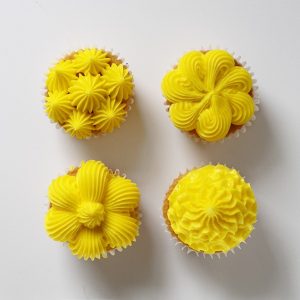 four cupcake decorating techniques using a large french star tip #cucpakes #cupcakedecorating #pipingtutorial