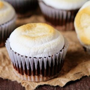 s'mores cupcakes! #chocolate #summerdesserts